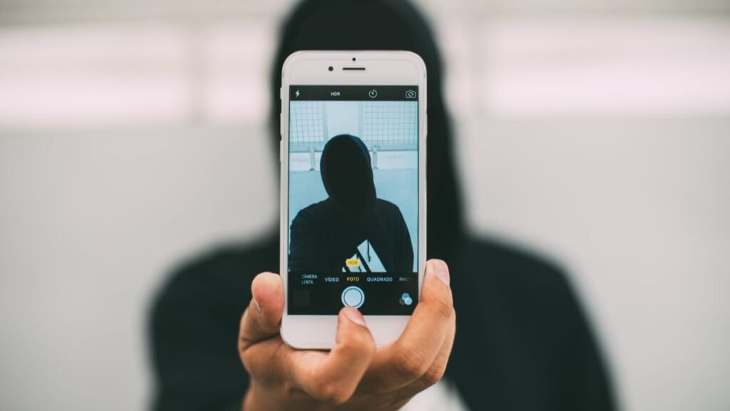 Penipuan jual beli akun sejak dulu hingga kini menjadi ancaman serius bagi para kreator konten di mana pun berada. Maraknya aktivitas jual beli akun media sosial di internet sayangnya juga membuka celah bagi para kriminal siber untuk menjebak korban yang kurang waspada. Makanya, setiap orang di internet harus punya kewaspadaan yang tinggi. Tanpanya, tanpa paham taktik licik para penipu, modal bisnis Anda bisa raib dalam hitungan menit. Para pelaku kejahatan ini selalu memperbarui metode mereka demi mengelabui sistem keamanan dan kelengahan manusia. Oleh karena itu, mengenali pola permainan mereka sejak awal bisa jadi perisai untuk melindungi aset Anda. Berikut beberapa karakteristik yang wajib Anda waspadai sebelum melakukan transfer uang. 1. Harga yang Terlalu Murah dan Tidak Masuk Akal Ciri penipu akun medsos ini merupakan yang paling umum dan sering memakan korban pemula. Mereka sengaja memasang harga yang sangat miring untuk akun dengan puluhan ribu pengikut aktif demi memancing rasa serakah korbannya. Ingat, membangun aset digital yang berkualitas itu membutuhkan waktu, konsistensi, dan modal yang besar. Jika seseorang menawarkan akun populer dengan harga yang jauh di bawah pasaran, Anda patut mencurigainya sebagai umpan palsu. Pun kalau benar-benar itu tidak menipu, pastikan penjualnya sedang BU alias butuh uang banget. 2. Menolak Penggunaan Rekber Resmi Penipu akan selalu mencari seribu alasan untuk menolak penggunaan rekening bersama (escrow) yang tepercaya seperti yang sudah kita bahas sebelumnya. Mereka beralasan sedang membutuhkan uang mendesak dan secepatnya, proses rekber dianggap terlalu lama, atau mengklaim diri mereka sudah sangat tepercaya dengan menunjukkan bukti testimoni palsu. Jika penjual bersikeras meminta transfer langsung ke rekening pribadi mereka, segera batalkan niat Anda untuk bertransaksi. 3. Menggunakan Modus Phishing Akun Anda juga harus berhati-hati terhadap modus phising akun yang kerap menjebak pembeli maupun pemilik akun lama. Penipu jenis ini akan mengirimkan pesan atau email tiruan yang menyerupai platform resmi (seperti Meta atau TikTok) atau tautan palsu yang mirip halaman login rekber. Saat Anda memasukkan data sensitif atau kata sandi ke dalam halaman palsu tersebut, mereka akan langsung menguras dan menguasai seluruh aset digital Anda. 4. Mengaburkan Informasi Penting Penjual yang jujur tidak akan keberatan memberikan Original Email (OGE) yang digunakan untuk mendaftarkan akun tersebut pertama kali. Sebaliknya, penipu akan mencoba mengalihkan pembicaraan atau berbohong bahwa email pertama sudah terhapus. Tanpa OGE, mereka bisa dengan mudah melakukan penarikan kembali akun setelah Anda melunasi pembayaran melalui fitur pemulihan otomatis platform. Ya, bolehlah kita sebut kalau email pertama ini adalah jantung akun medsos Anda. Kalau tidak punya jantung, berarti... Anda bisa menjawab sendiri. 5. Memaksa Transaksi Selesai Terburu-buru Tekanan psikologis juga bisa dipakai sebagai senjata para penipu siber. Mereka akan menciptakan urgensi atau keterdesakan palsu dengan mengatakan bahwa ada calon pembeli lain yang siap membayar lebih tinggi. Taktik itu bertujuan agar Anda panik, kehilangan konsentrasi, dan mengabaikan langkah-langkah pengecekan keamanan yang penting. Agar Anda terhindar dari kerugian besar, selalu terapkan beberapa tips transaksi aman berikut ini dalam setiap aktivitas belanja aset digital Anda. Selalu gunakan jasa perantara atau escrow service yang memiliki badan hukum dan reputasi jelas di Indonesia. Lakukan proses audit akun secara menyeluruh, mulai dari pemeriksaan keaslian pengikut hingga riwayat pelanggaran konten. Verifikasi keaslian email pertama dan pastikan Anda menguasai akses pemulihannya secara total. Jangan pernah mengklik tautan asing yang dikirimkan oleh penjual di luar platform transaksi resmi. Alternatif yang aman adalah langsung melihat katalog akun media sosial yang tersedia di jualakunmedsos.com. Di sana pula Anda dapat langsung transaksi dengan aman tanpa perlu khawatir perihal hackback, pullback, dan sejenisnya. Pasar aset digital menawarkan peluang besar, namun kehati-hatian harus tetap menjadi prioritas utama Anda.