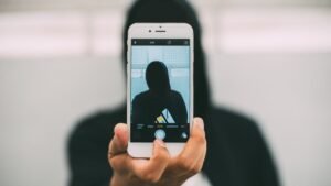 Penipuan jual beli akun sejak dulu hingga kini menjadi ancaman serius bagi para kreator konten di mana pun berada. Maraknya aktivitas jual beli akun media sosial di internet sayangnya juga membuka celah bagi para kriminal siber untuk menjebak korban yang kurang waspada. Makanya, setiap orang di internet harus punya kewaspadaan yang tinggi. Tanpanya, tanpa paham taktik licik para penipu, modal bisnis Anda bisa raib dalam hitungan menit. Para pelaku kejahatan ini selalu memperbarui metode mereka demi mengelabui sistem keamanan dan kelengahan manusia. Oleh karena itu, mengenali pola permainan mereka sejak awal bisa jadi perisai untuk melindungi aset Anda. Berikut beberapa karakteristik yang wajib Anda waspadai sebelum melakukan transfer uang. 1. Harga yang Terlalu Murah dan Tidak Masuk Akal Ciri penipu akun medsos ini merupakan yang paling umum dan sering memakan korban pemula. Mereka sengaja memasang harga yang sangat miring untuk akun dengan puluhan ribu pengikut aktif demi memancing rasa serakah korbannya. Ingat, membangun aset digital yang berkualitas itu membutuhkan waktu, konsistensi, dan modal yang besar. Jika seseorang menawarkan akun populer dengan harga yang jauh di bawah pasaran, Anda patut mencurigainya sebagai umpan palsu. Pun kalau benar-benar itu tidak menipu, pastikan penjualnya sedang BU alias butuh uang banget. 2. Menolak Penggunaan Rekber Resmi Penipu akan selalu mencari seribu alasan untuk menolak penggunaan rekening bersama (escrow) yang tepercaya seperti yang sudah kita bahas sebelumnya. Mereka beralasan sedang membutuhkan uang mendesak dan secepatnya, proses rekber dianggap terlalu lama, atau mengklaim diri mereka sudah sangat tepercaya dengan menunjukkan bukti testimoni palsu. Jika penjual bersikeras meminta transfer langsung ke rekening pribadi mereka, segera batalkan niat Anda untuk bertransaksi. 3. Menggunakan Modus Phishing Akun Anda juga harus berhati-hati terhadap modus phising akun yang kerap menjebak pembeli maupun pemilik akun lama. Penipu jenis ini akan mengirimkan pesan atau email tiruan yang menyerupai platform resmi (seperti Meta atau TikTok) atau tautan palsu yang mirip halaman login rekber. Saat Anda memasukkan data sensitif atau kata sandi ke dalam halaman palsu tersebut, mereka akan langsung menguras dan menguasai seluruh aset digital Anda. 4. Mengaburkan Informasi Penting Penjual yang jujur tidak akan keberatan memberikan Original Email (OGE) yang digunakan untuk mendaftarkan akun tersebut pertama kali. Sebaliknya, penipu akan mencoba mengalihkan pembicaraan atau berbohong bahwa email pertama sudah terhapus. Tanpa OGE, mereka bisa dengan mudah melakukan penarikan kembali akun setelah Anda melunasi pembayaran melalui fitur pemulihan otomatis platform. Ya, bolehlah kita sebut kalau email pertama ini adalah jantung akun medsos Anda. Kalau tidak punya jantung, berarti... Anda bisa menjawab sendiri. 5. Memaksa Transaksi Selesai Terburu-buru Tekanan psikologis juga bisa dipakai sebagai senjata para penipu siber. Mereka akan menciptakan urgensi atau keterdesakan palsu dengan mengatakan bahwa ada calon pembeli lain yang siap membayar lebih tinggi. Taktik itu bertujuan agar Anda panik, kehilangan konsentrasi, dan mengabaikan langkah-langkah pengecekan keamanan yang penting. Agar Anda terhindar dari kerugian besar, selalu terapkan beberapa tips transaksi aman berikut ini dalam setiap aktivitas belanja aset digital Anda. Selalu gunakan jasa perantara atau escrow service yang memiliki badan hukum dan reputasi jelas di Indonesia. Lakukan proses audit akun secara menyeluruh, mulai dari pemeriksaan keaslian pengikut hingga riwayat pelanggaran konten. Verifikasi keaslian email pertama dan pastikan Anda menguasai akses pemulihannya secara total. Jangan pernah mengklik tautan asing yang dikirimkan oleh penjual di luar platform transaksi resmi. Alternatif yang aman adalah langsung melihat katalog akun media sosial yang tersedia di jualakunmedsos.com. Di sana pula Anda dapat langsung transaksi dengan aman tanpa perlu khawatir perihal hackback, pullback, dan sejenisnya. Pasar aset digital menawarkan peluang besar, namun kehati-hatian harus tetap menjadi prioritas utama Anda.